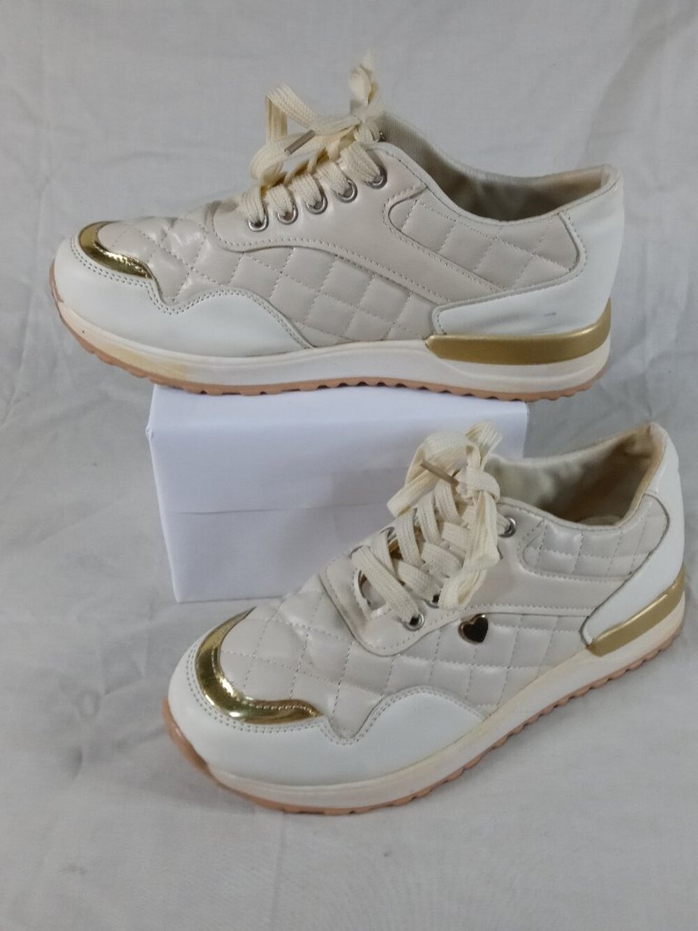 Women 8.5 Comfort/ Casual Low Top Fashion Sneakers Lace up Shoes in Great Cond